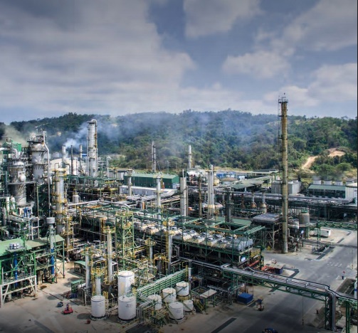 Facilidades de producción petrolera con tuberías, torres y tanques