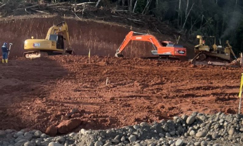 Maquinaria pesada movilizada en una obra en la Amazonía ecuatoriana